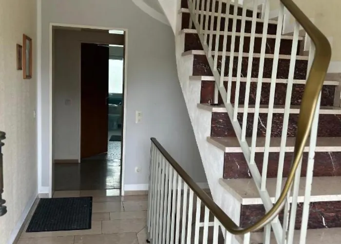 Schöne Monteur- Teilweise Mit Balkon Oder Terrasse